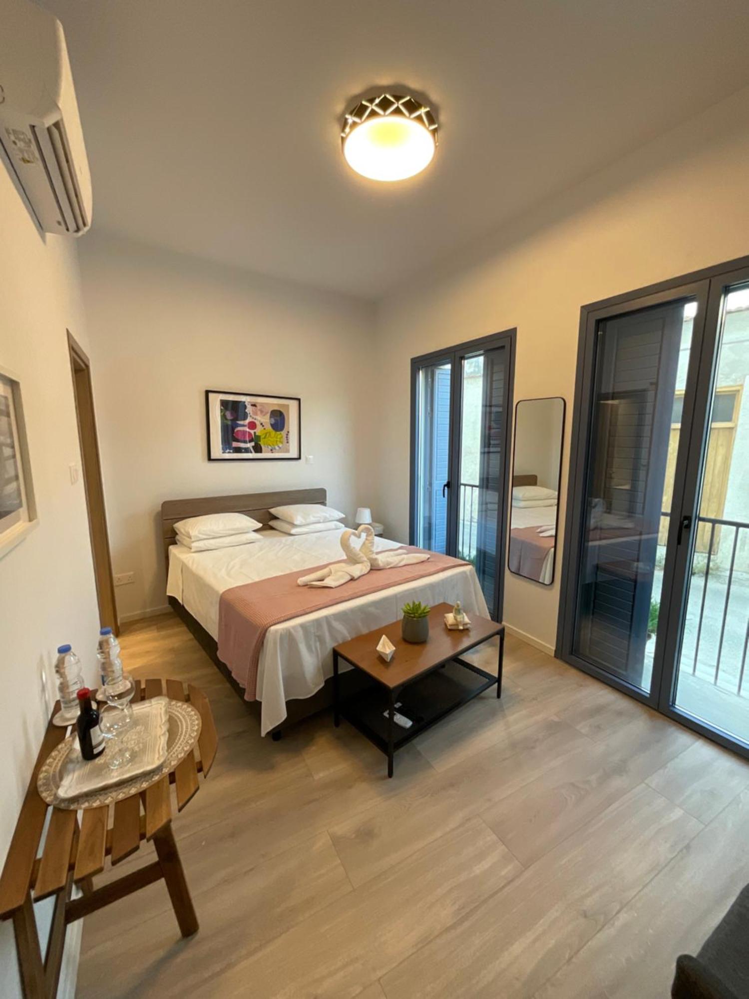 Le Voyageur By The Sea - Furnished Rooms Ларнака Екстер'єр фото