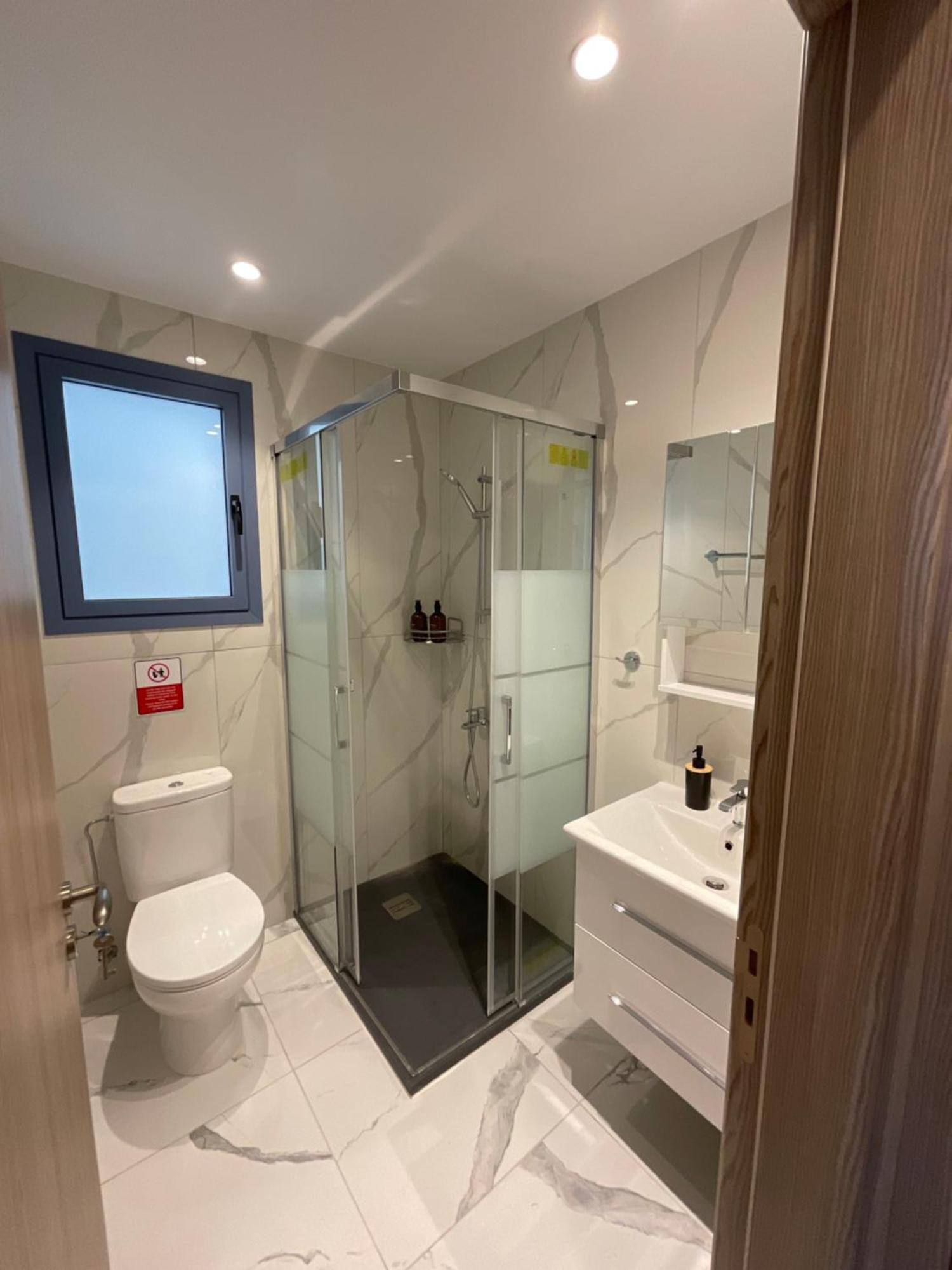 Le Voyageur By The Sea - Furnished Rooms Ларнака Екстер'єр фото