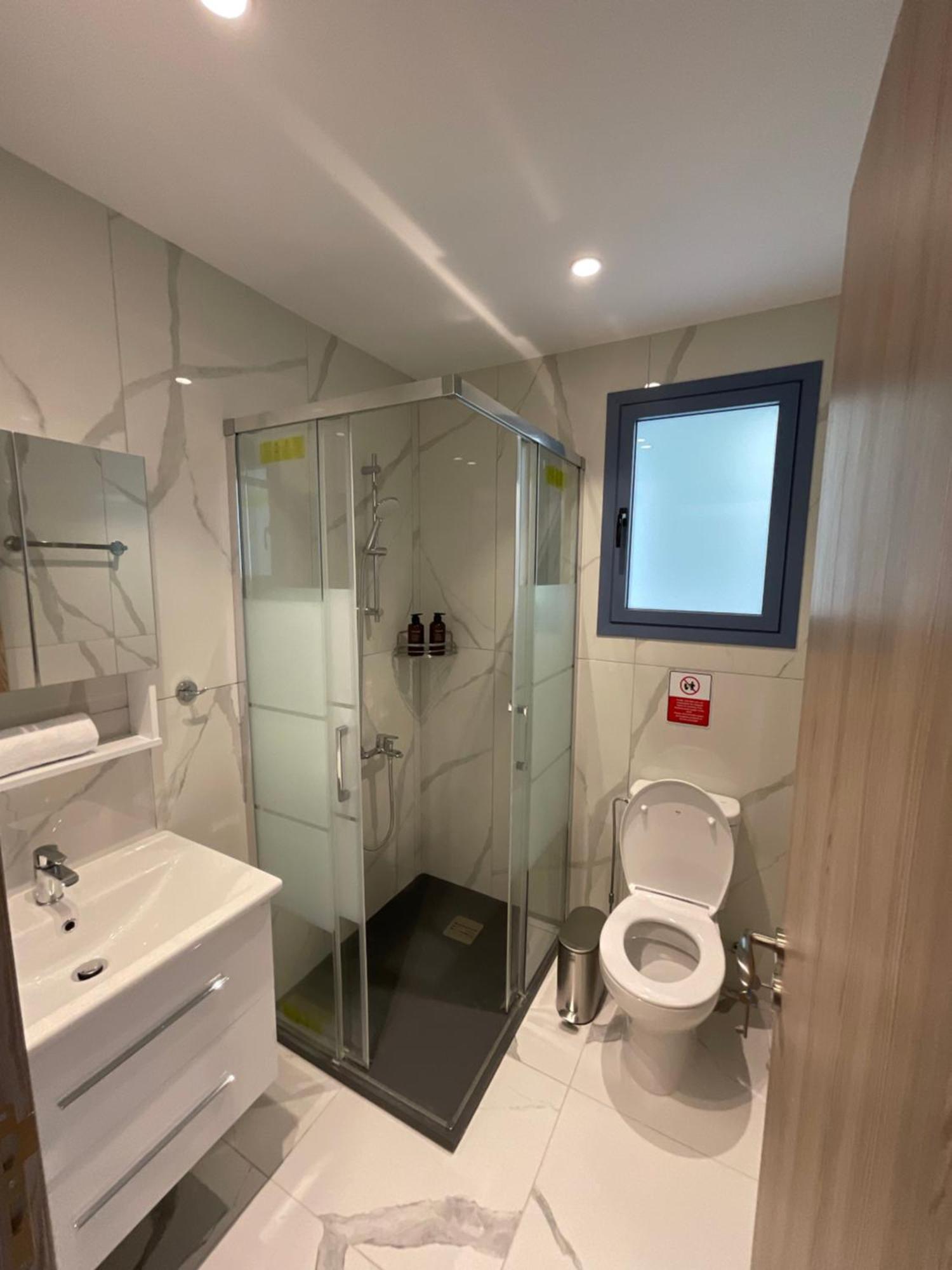 Le Voyageur By The Sea - Furnished Rooms Ларнака Екстер'єр фото