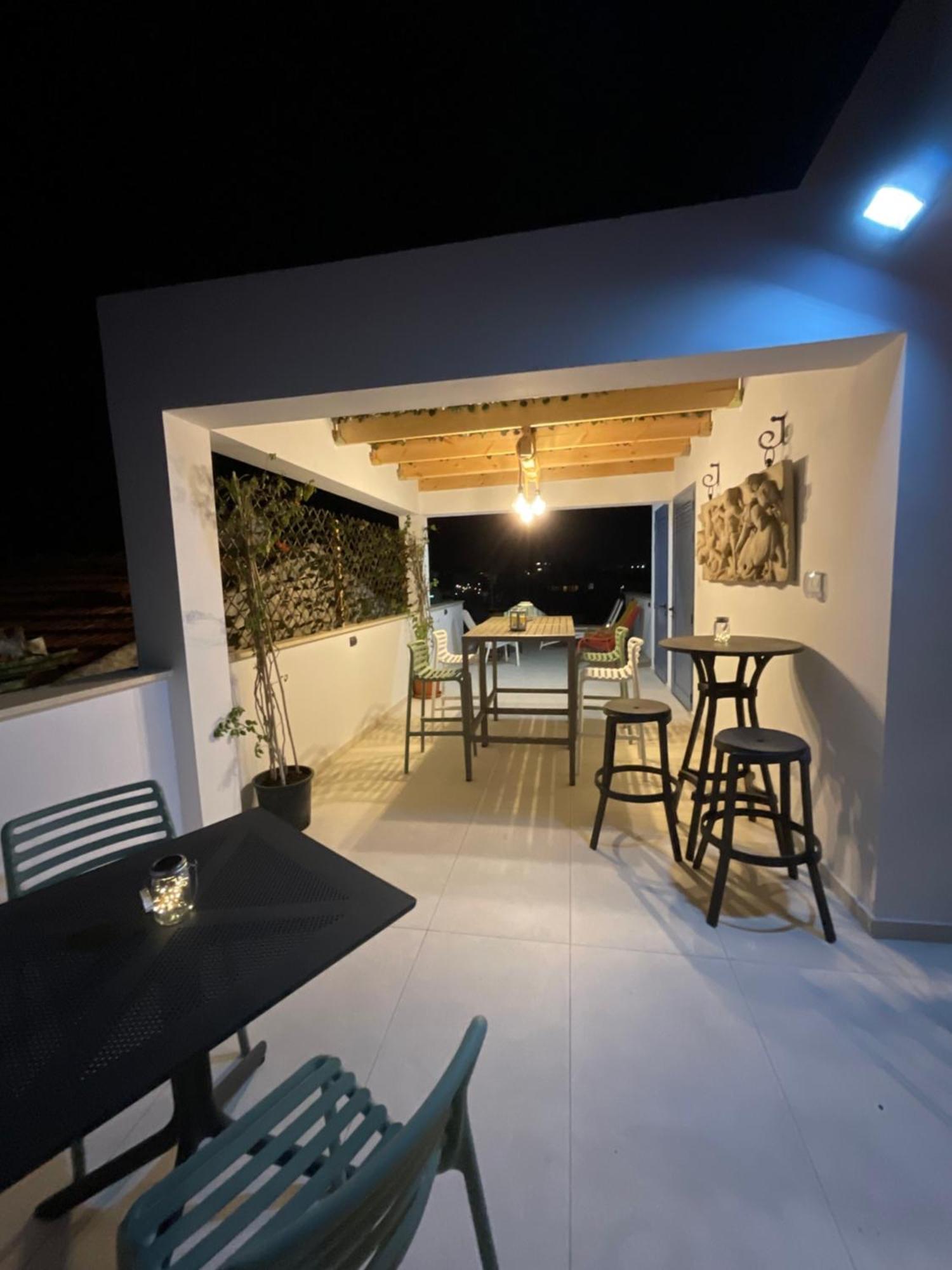 Le Voyageur By The Sea - Furnished Rooms Ларнака Екстер'єр фото