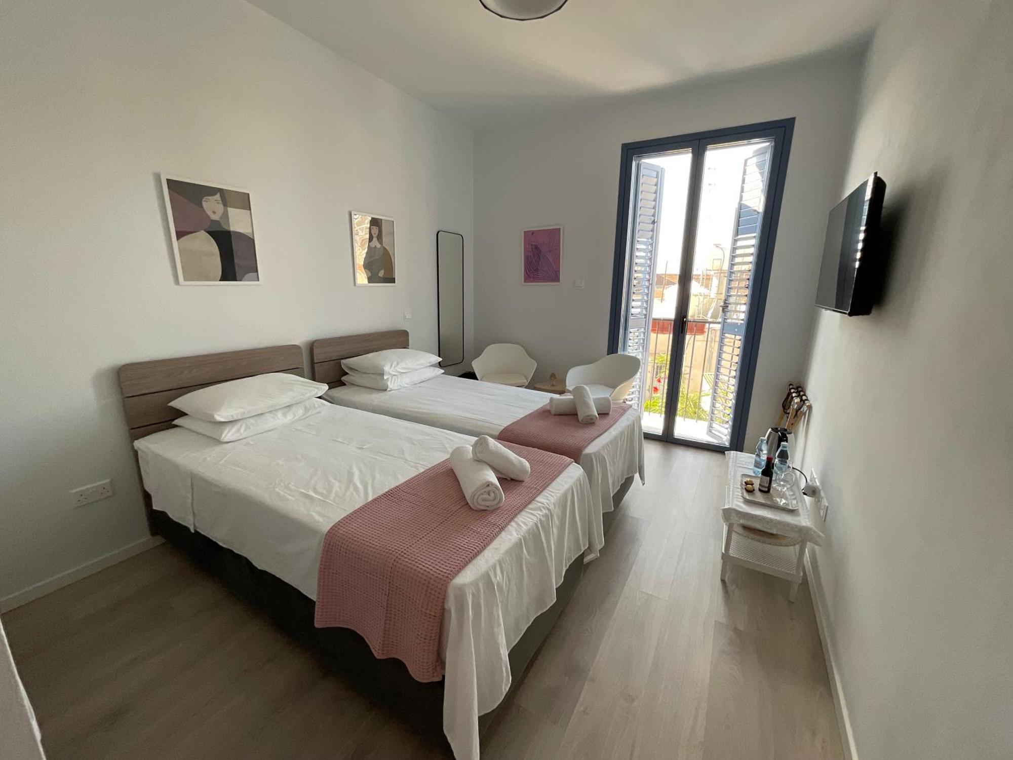 Le Voyageur By The Sea - Furnished Rooms Ларнака Екстер'єр фото